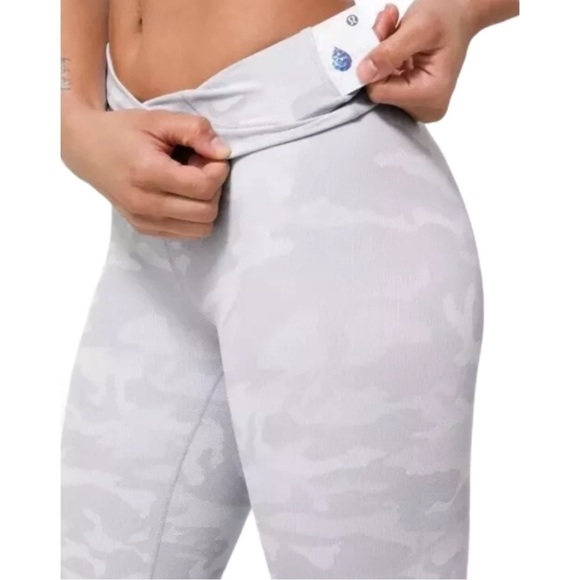 LULULEMON ATHLETICA Women’s Wunder Under Shorts - Picture 3 of 10